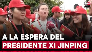 Residentes chinos permanecen en exteriores de hotel donde se hospeda el presidente Xi Jinping [upl. by Andeee]