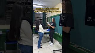 Coloco pra carregar tudinho 😅 professora humor alunos shorts escola [upl. by Eolanda]