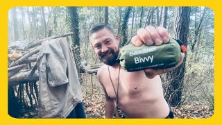 Notfall SchlafsackBiwak  Hält er warm  Bushcraft Waldcamp [upl. by Aerdied972]