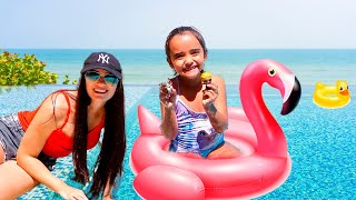 Bia Lobo Vlog Brincando Na Piscina com a Mamãe [upl. by Enyrhtac]