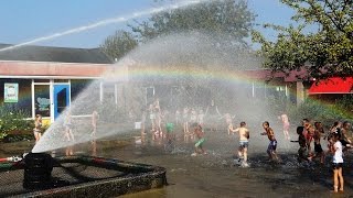 Brandweer zorgt voor verkoeling scholiertjes CBS de Bron  Spijkenisse 2016 [upl. by Julian]