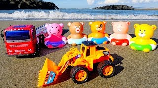 Tractores y juguetes infantiles en la playa Vídeo para niños [upl. by Aylatan]