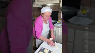 Preparo il pane fritto Nonna Carmela una volta ci rendeva molto felici [upl. by Ymrots]