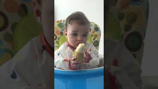 Bebé de 6 meses comiendo plátano  BLW Alimentación Complementaria [upl. by Animehliw]