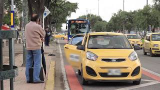 Maniobras de los taxis en los carriles preferenciales [upl. by Barbarese]