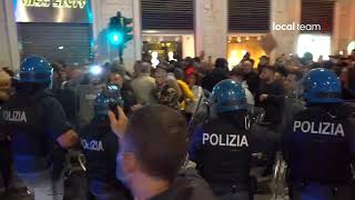 No Green Pass la polizia respinge a manganellate i manifestanti vicini a Palazzo Chigi [upl. by Saqaw]