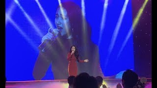 Tàu anh qua núi  Hòa Minzy live khỏi chê chào tiếng Hàn hát tiếng Việt [upl. by Kellia984]