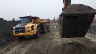 ЭКСКАВАТОР ГРУЗИТ САМОСВАЛ VOLVO A 35 F Exkovator Hitachi loading sand [upl. by Cilo]