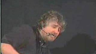 Beppe Grillo distrugge un computer [upl. by Joette]