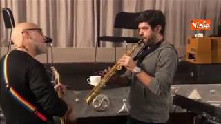 Sanremo 2018 Favino suona il clarinetto nel backstage [upl. by Dustin228]