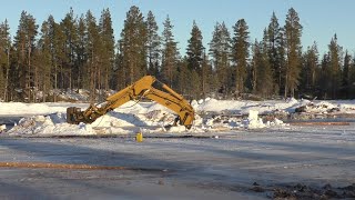 Bärgning 18 tons grävmaskin Cat 317 som sjunkit genom isväg Cat 317 excavator through ice road [upl. by Wallie]