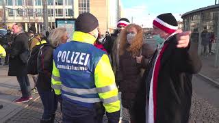 Clashes rund um Polizei und Gegenprotest der Antifa SPD Linken gegen die Coronaleugner Querdenker [upl. by Assirrak]