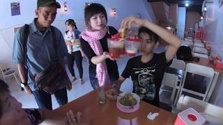 Indonesia Makassar Street Food 2145 Part2 Lamongan Chicken Soup Soto Ayam Lamongan Bu Titin [upl. by Ahsiekahs]