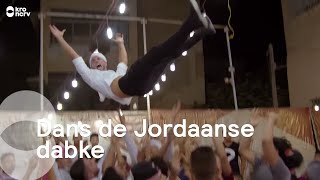 Jan en Ish dansen Dabke op Jordaans feest  Dance Around the World [upl. by Aetnuahs978]