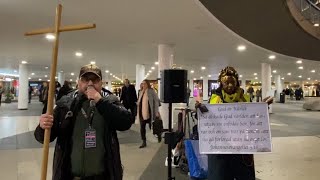 ”Gud är mitt starka värn han gör min väg fullkomlig” Sergels torg plattan Stockholm 20241115 [upl. by Garvey]