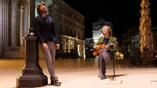 Kings of Convenience  Una Ragazza in Due I Giganti cover live  Piazza Duomo SiracusaItaly [upl. by Haceber]