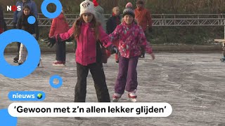 Schaatsplezier Eerste kinderen schaatsen op natuurijs [upl. by Eelek]