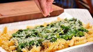 Fusilli con pollo en crema de espinacas  Chicken Fusilli in Spinach Cream Sauce [upl. by Samson]