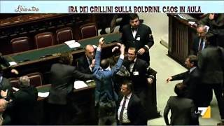 Lira dei Grillini le immagini della rissa in Parlamento [upl. by Eidde]