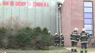 Brandweer controleert losliggende dakplaten [upl. by Ynohtnad]