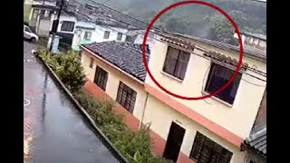 Video captó el momento exacto del derrumbe en Dosquebradas y Pereira [upl. by Sibella]