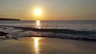 Bonita puesta de sol en el mar  Relajante sonido del oceano indico al atardecer [upl. by Yllet]