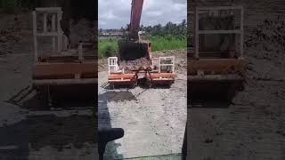 Excavator doosan 225 narik pompang air tambang batubara [upl. by Hurlow]