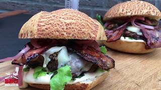 Pittige burger met katenspek en zoetzure ui  BBQHelden [upl. by Bubb880]