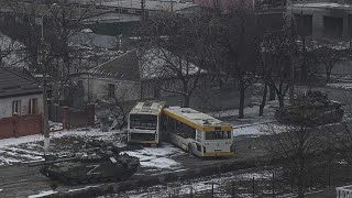 Ucraina Mariupol bombardata dal mare colpita una scuolarifugio [upl. by Clarita]