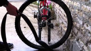 Changer un pneu de vélo  Conseils Vélo VTT Bricoler [upl. by Ellitnahc567]