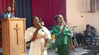 SOEUR NAOMIE MAKILA FEAT SOEUR SARAH BEN CANTIQUE SPECIAL COMBIEN IL EST BON [upl. by Moorefield]