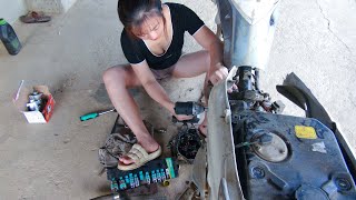 SYM motorcycle repair girl Repairs carburetor amp engine starter [upl. by Tivad]