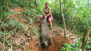 FULL VIDEO Wild boar attack girl skills in trapping wild boar Survival Alone survival instinct [upl. by Itra]