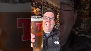 Tomando cerveja escocesa com prato típico escocês Haggis miúdo de carneiro em Inverness Escócia [upl. by Gunas933]