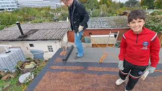 Dachsanierung im Kleingarten Teil 2 Holzdach reinigen grundieren und Bitumendachbahn verlegen [upl. by Lovell]