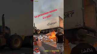 Un AGRICULTEUR renverse un CAMION chargé de MARCHANDISE  manif [upl. by Nwahsd]