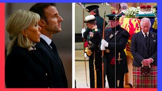 Elizabeth II  Emmanuel Macron devant le cercueil de la reine la bouleversante scène révélée [upl. by Carol-Jean]