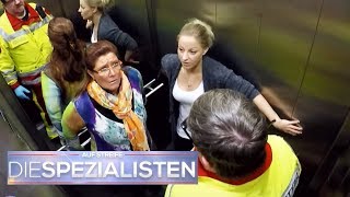 Panikattacke im feststeckenden Aufzug Kommt die Rettung rechtzeitig  Die Spezialisten  SAT1 TV [upl. by Nnayelhsa162]