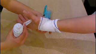 Comment faire un bandage simple du poignet [upl. by Kama]