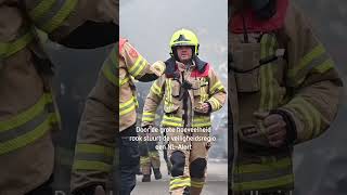 Metershoge vlammen bij woningbrand in Velp  Shorts [upl. by Hulton]