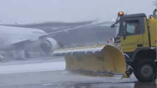 Aéroports de Paris mobilisé face à la neige [upl. by Lilah271]