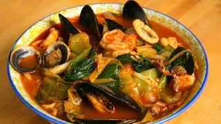 Spicy seafood and meat mixed noodle soup Jjamppong 짬뽕 [upl. by Seabrooke]