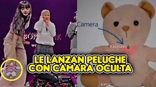 LE LANZAN A BLACKPINK PELUCHE CON CÁMARA OCULTA DURANTE LA GIRA BORNPINK  LISA SE DA CUENTA DE ESTO [upl. by Pryce248]