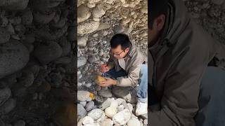 The technique of collecting precious stones by cutting mountains [upl. by Hayikat]