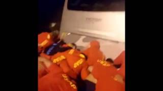 Rugby  Les joueurs de Perpignan poussent leur bus tombé en panne [upl. by Carry]