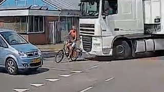 Fietser ontsnapt aan horrordood [upl. by Bruckner350]