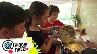 Jonathan kocht Sauergurkensuppe  Schmecksplosion  SWR Kindernetz [upl. by Yacov473]