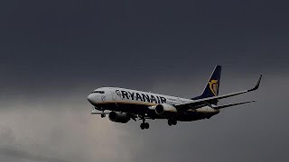 Cancellazioni Ryanair quotmeno di 400000 viaggiatori interessatiquot  economy [upl. by Kaylil]