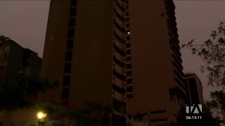 Avanzan los trabajos de estabilización del Edificio Fantasía en el centro de Guayaquil [upl. by Linea309]