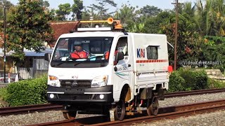 Kereta Ini Bertugas Rutin Setiap Pagi Sebelum Kereta Lainnya Melintas [upl. by Einomrah891]